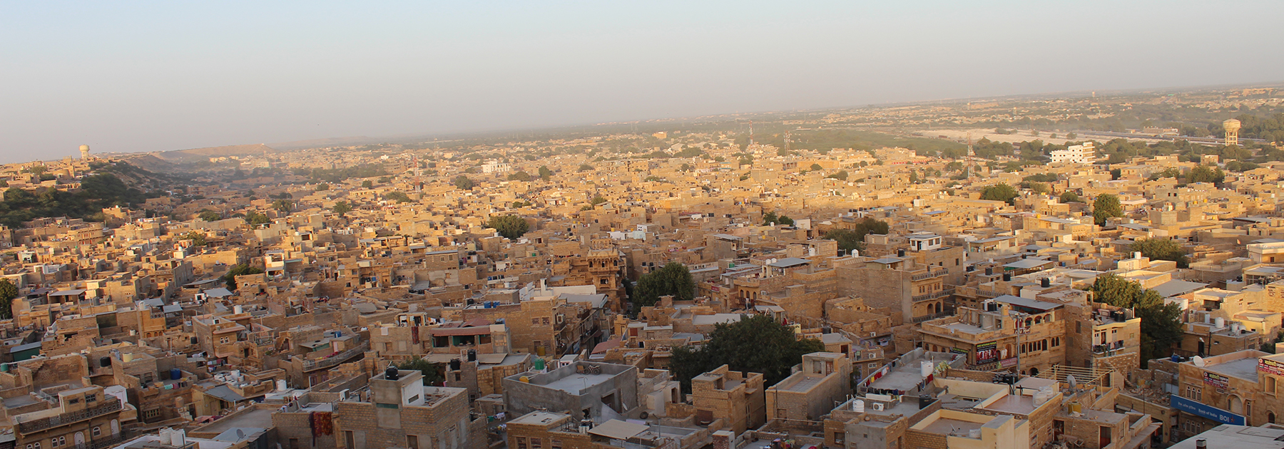 A view of the “Golden City”, Jaisalmer, from the top of the Jaisalmer fort. (Vivek2285, licensed under CC BY-SA 4.0)