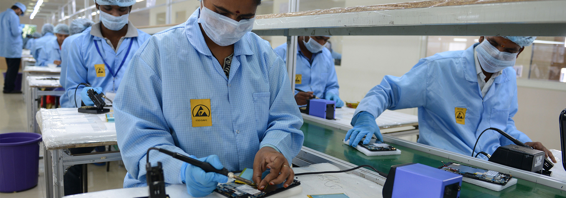 Indian technicians work on tablet computers at Canadian company Datawind Manufacturing plant. (NOAH SEELAM/AFP/Getty Images)