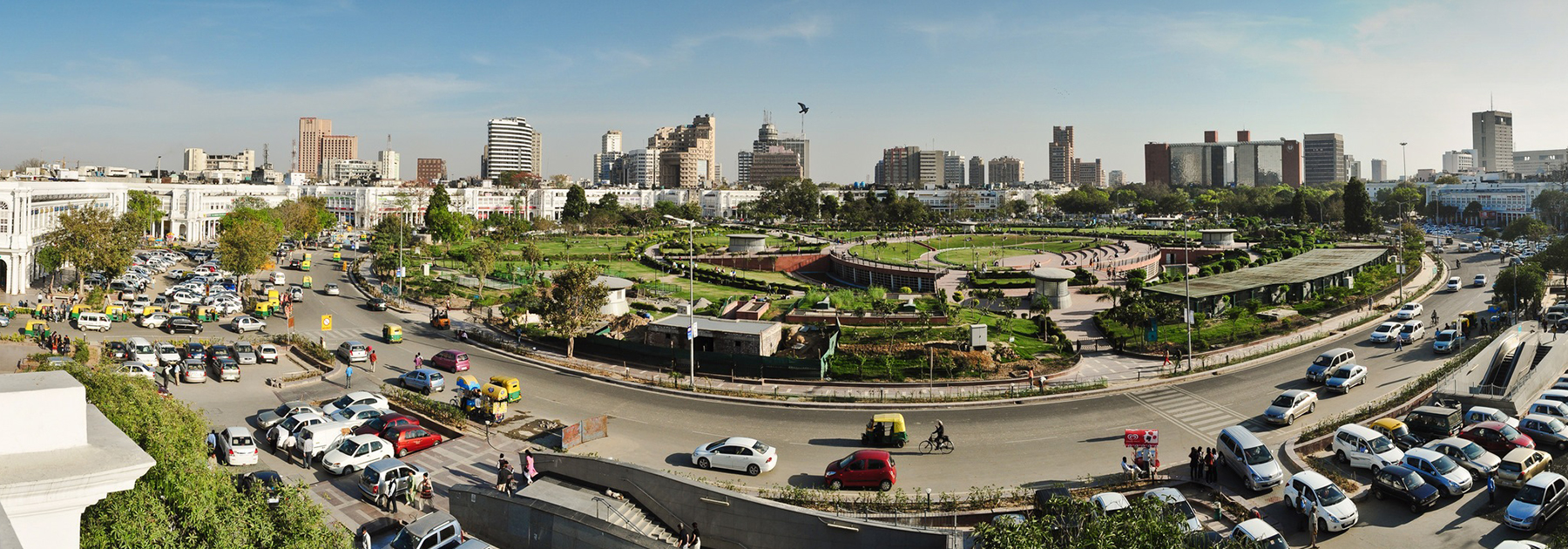 Panoramic view of inner circle and central park in Connaught Place, New Delhi. (Kabi1990, licensed under CC BY-SA 3.0)
