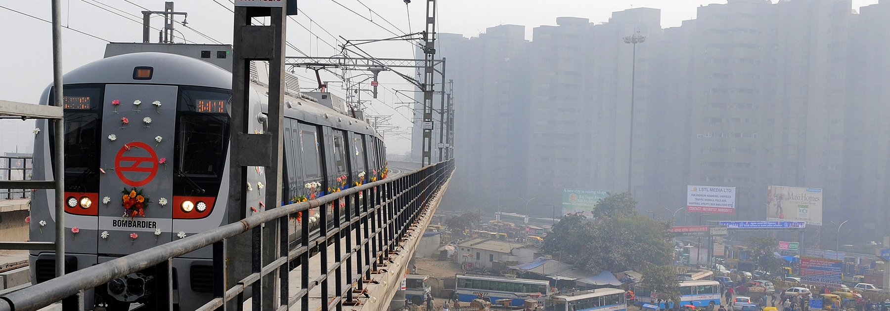 A Delhi Metro train reaches Anand Vihar station on the Delhi-Uttar Pradesh border. (PRAKASH SINGH/AFP/Getty Images)