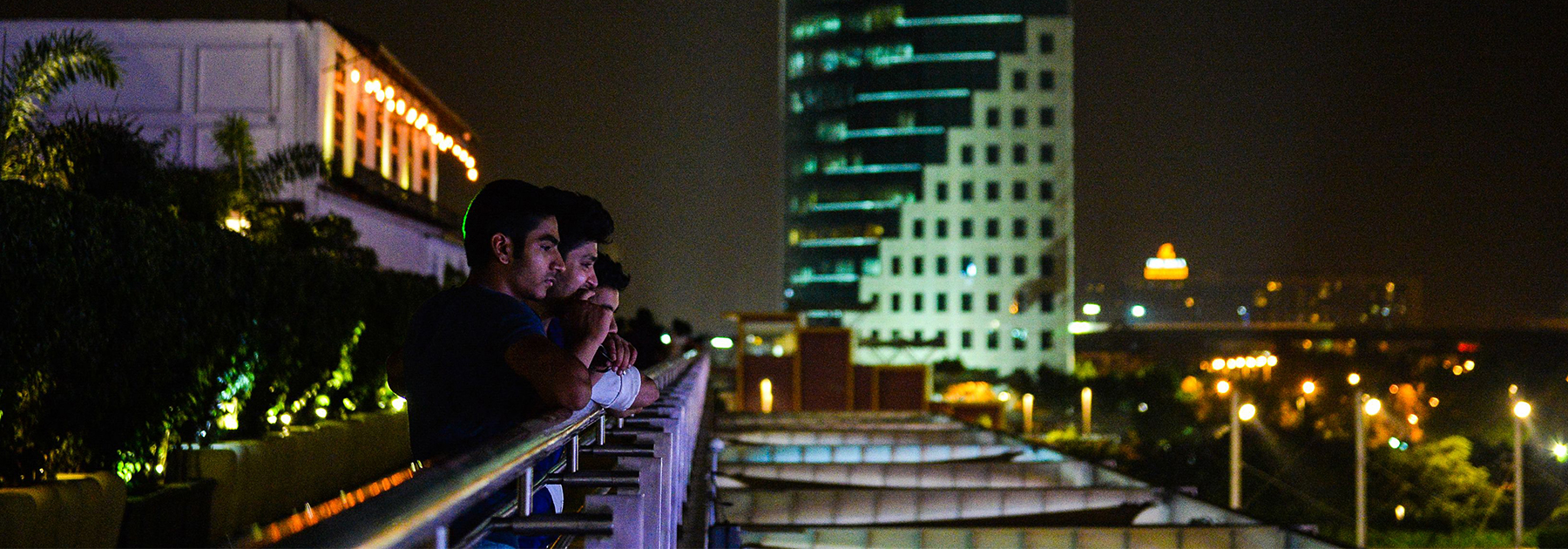 People look over a mall in the DLF Cyber City area of Gurgaon. (CHANDAN KHANNA/AFP/Getty Images)