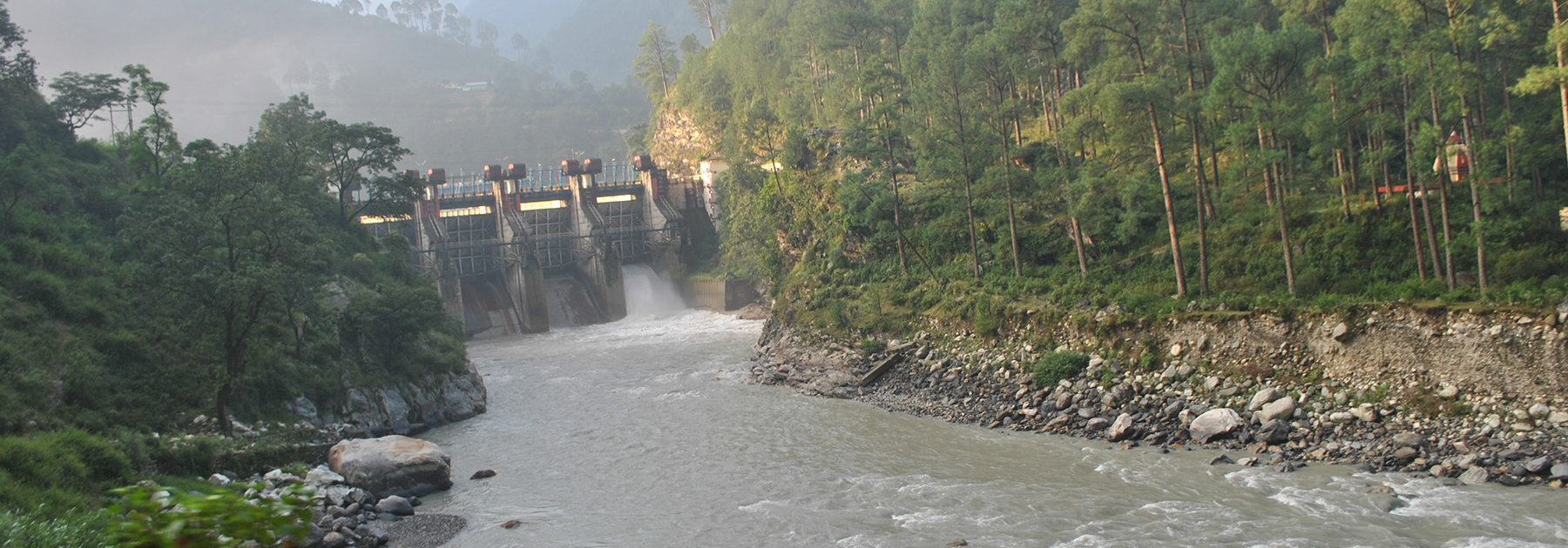 View of the Maneri Dam, a concrete gravity dam, on the Bhagirathi River. (Atudu, licensed under CC BY-SA 4.0)